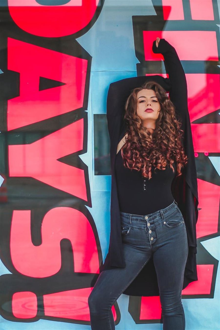 Få fat på moderigtige højtaljede bukser